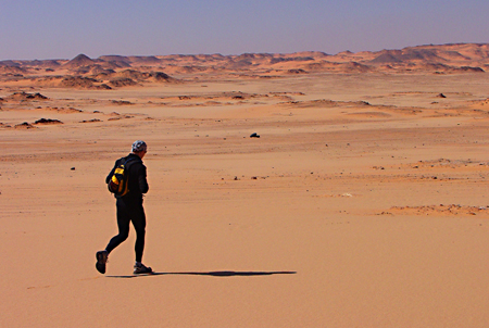 Stefano Miglietti, nel deserto Gilf el Kebir, 2006 - photo by NikBarte