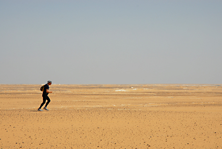 Stefano Miglietti, nel deserto del Kharafish 2008 - photo by NikBarte