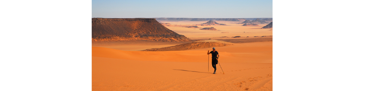Stefano Miglietti, runner estremo mentre attraversa il desert Gilf el Kebir (Egitto 2006)